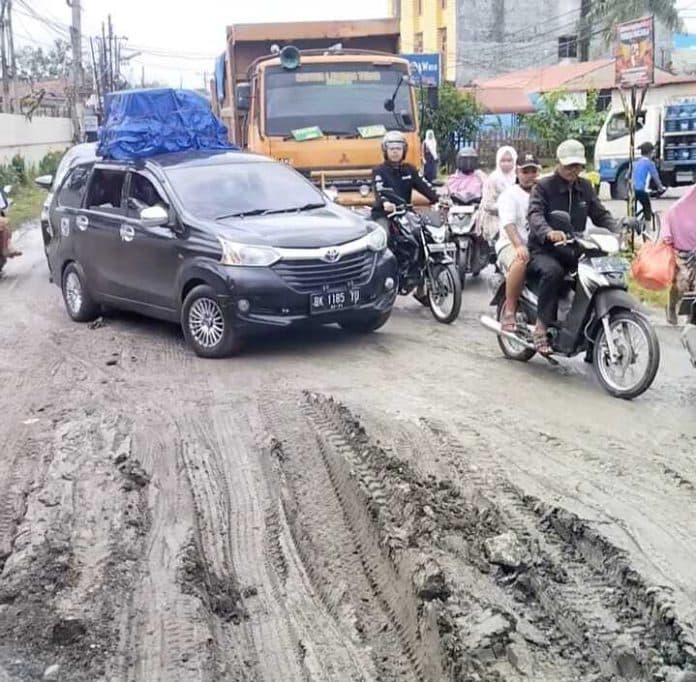 jalan_desa_rusak_parah_camat_lapor_ke_pemkab_deli_serdang