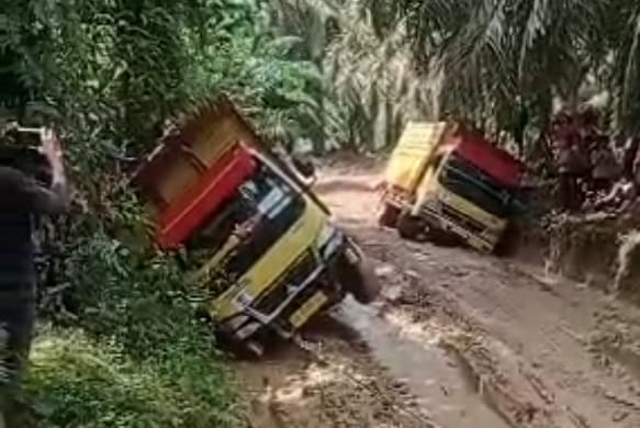 jalan_desa_rusak_parah_di_bandar_pulau_asahan_ambulans_dan_truk_terjebak_lumpur