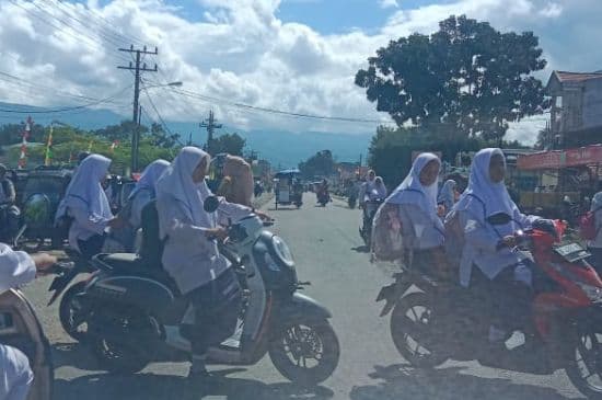 jalan_di_depan_sekolah_kabupaten_palas_rawan_macet_polisi_lambat_turun_tangan