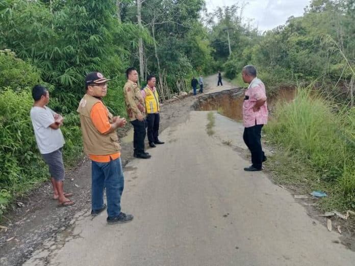 jalan_di_desa_bahapal_raya_longsor_pemkab_simalungun_segera_turunkan_alat_berat