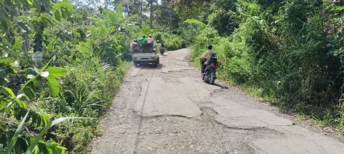jalan_di_desa_rimba_soping_rusak_dan_terabaikan