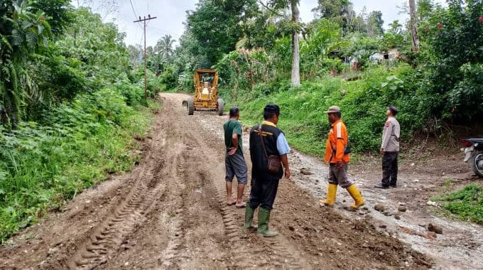 jalan_di_kawasan_kaki_gunung_simarsolpah_diperbaiki