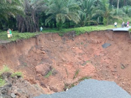 jalan_di_mandoge_asahan_amblas_akses_antar_desa_putus_total