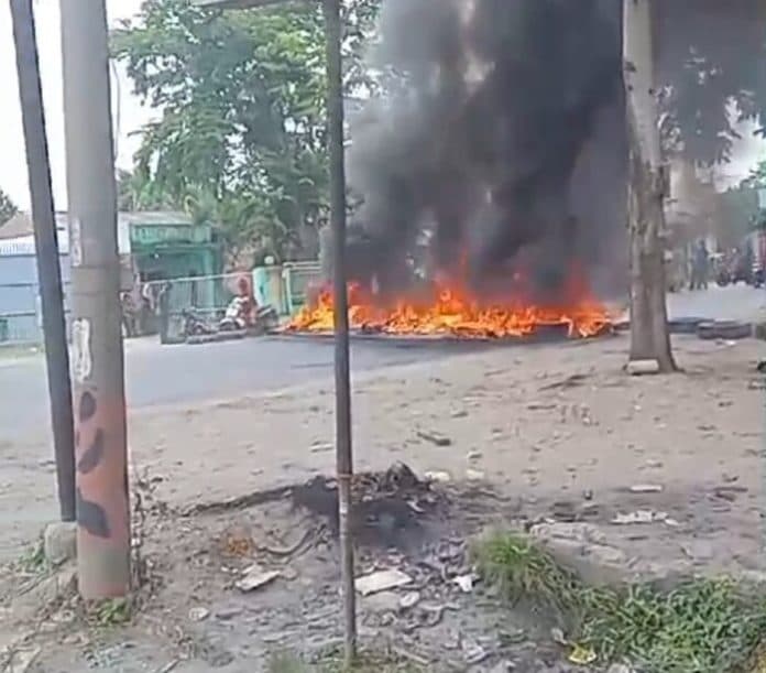 jalan_di_percut_diblokade_dengan_ban_dibakar_diduga_satu_warga_dibacok