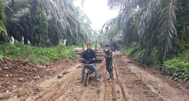 jalan_diperbaiki_tmmd_kodim_0204ds_warga_melintas_terpaksa_dibantu