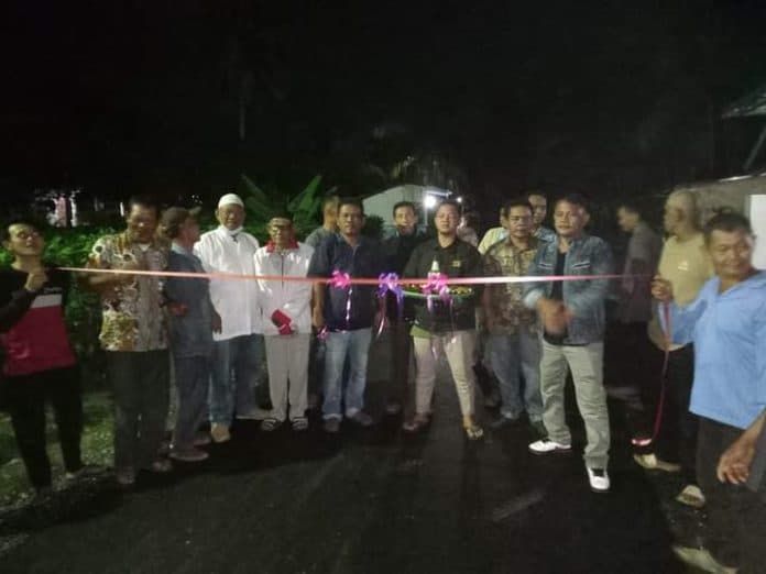 jalan_dusun_diaspal_pemkab_deli_serdang_warga_titi_16_gelar_syukuran