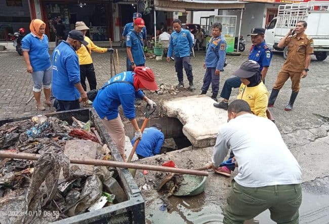 jalan_hm_sitorus_siantar_kerap_digenangi_air_lurah_dan_damkar_lakukan_pembersihan