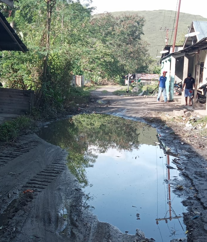 jalan_huta_sitanggang_desa_rianiate_pangururan_lima_tahun_tak_disentuh_pembangunan