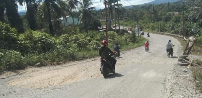 jalan_jenderal_abdul_haris_nasution_berlubang_dan_berdebu_ancam_keselamatan_warga