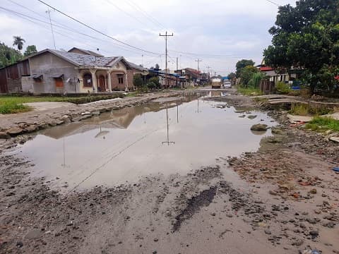 jalan_lintas_hutabayu_raja_berubah_jadi_danau