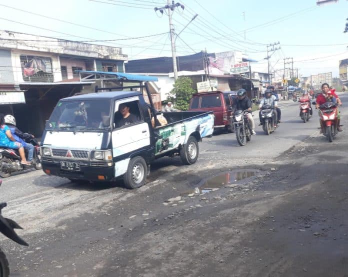 jalan_lintas_sumatera_di_sergai_dipenuhi_lubang