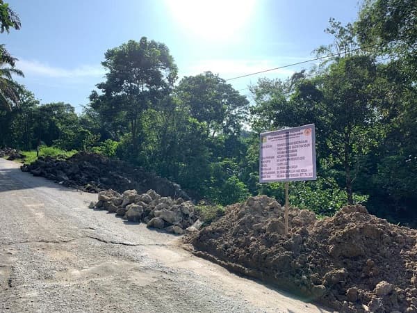 jalan_longsor_di_tigabolon_kecamatan_sidamanik_mulai_dibangun