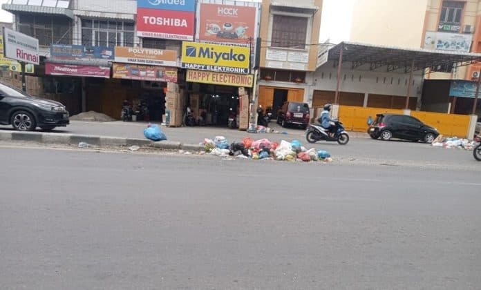 jalan_medan_binjai_wilayah_sunggal_ramai_tumpukan_sampah