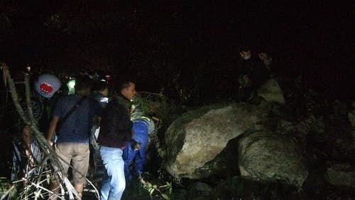 jalan_medan_brastagi_longsor_arus_lalulintas_lumpuh_total