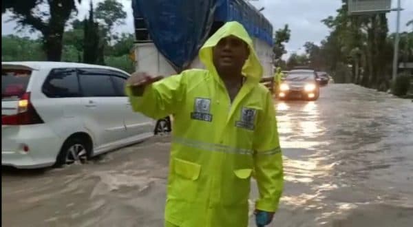 jalan_medan_digenangi_air_arus_lalu_lintas_macet_di_jembatan_sigagak