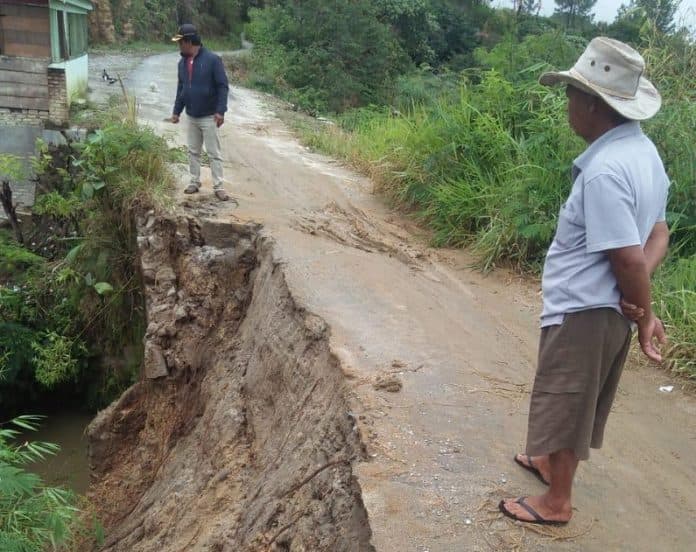 jalan_menuju_banjar_silom_tapanuli_utara_longsor