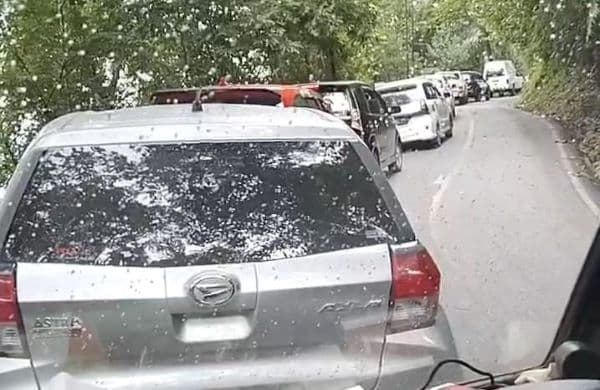 jalan_menuju_batu_lubang_macet_kendaraan_mengular_hingga_satu_kilometer