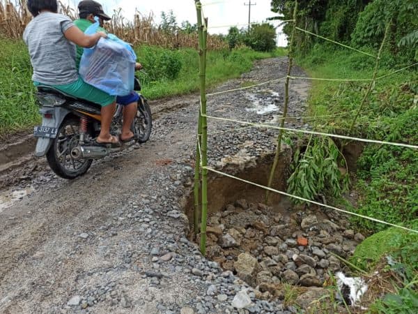 jalan_menuju_nagori_bahal_gajah_nyaris_putus
