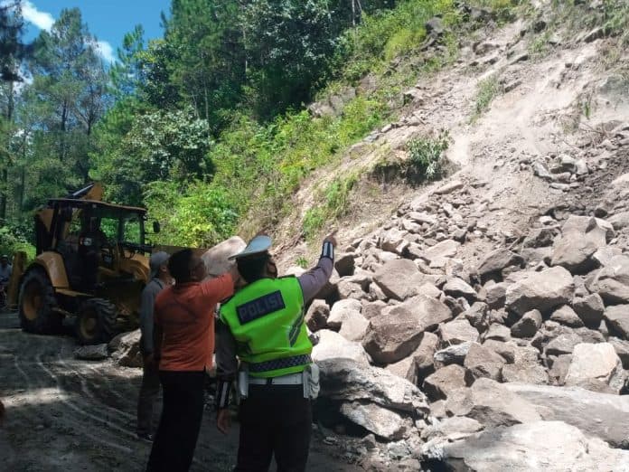jalan_menuju_silahisabungan_dairi_tertimbun_longsor