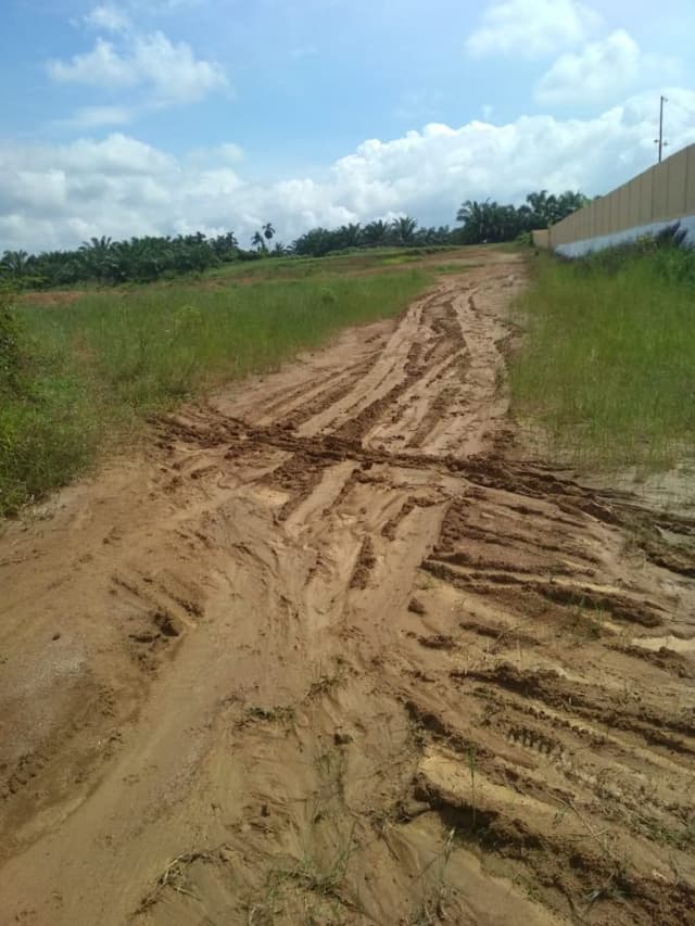 jalan_menuju_slb_negeri_siantar_rusak_parah