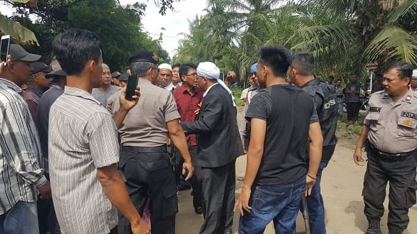 jalan_nagori_rusak_akibat_proyek_tol_warga_bandar_tinggi_pasang_portal