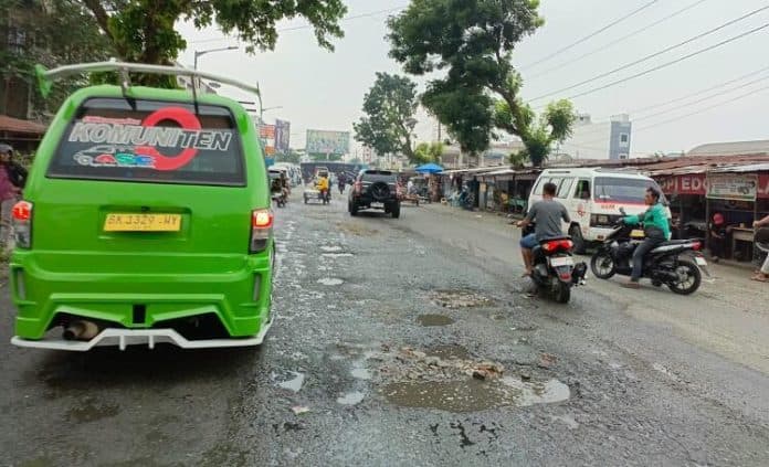 jalan_nasional_di_pusat_perbelanjaan_siantar_rusak_ganggu_aktivitas_masyarakat