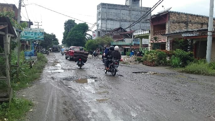 jalan_nasional_siantar_perdagangan_berlubang_lubang