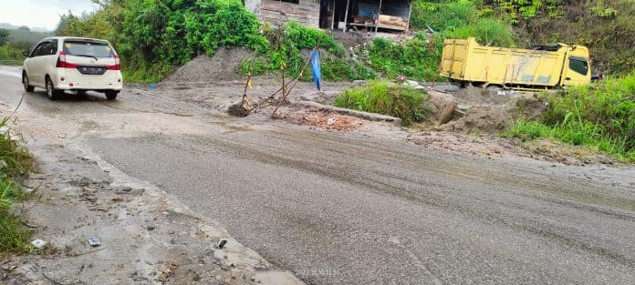 jalan_nasional_sidikalang_dolok_sanggul_terancam_longsor_dampak_penambangan_pasir_gunung
