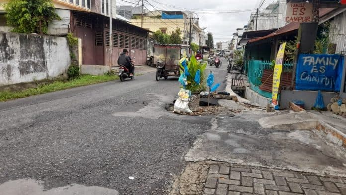 jalan_pane_masih_rusak_biaya_perbaikan_diperkirakan_dinas_pupr_capai_rp_500_juta