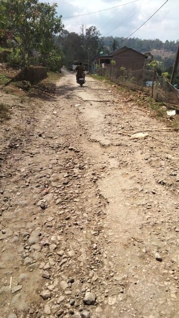 jalan_penghubung_4_desa_di_dairi_rusak_pelajar_sulit_sekolah