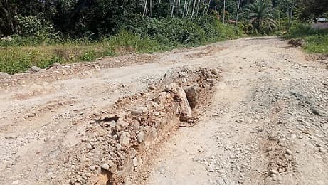 jalan_penghubung_di_paluta_rusak_berat_warga_kesulitan_jual_hasil_kebun