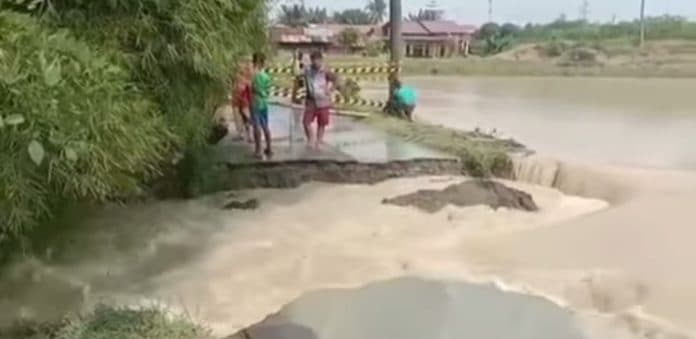 jalan_penghubung_di_tanjung_morawa_putus_diterjang_banjir