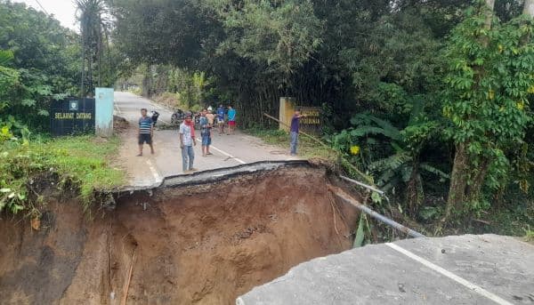 jalan_penghubung_dua_kecamatan_di_simalungun_terputus_warga_harus_memutar_lebih_jauh