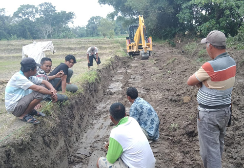 jalan_penghubung_kecamatan_sidamanik_pane_diperbaiki_secara_marharoan_bolon