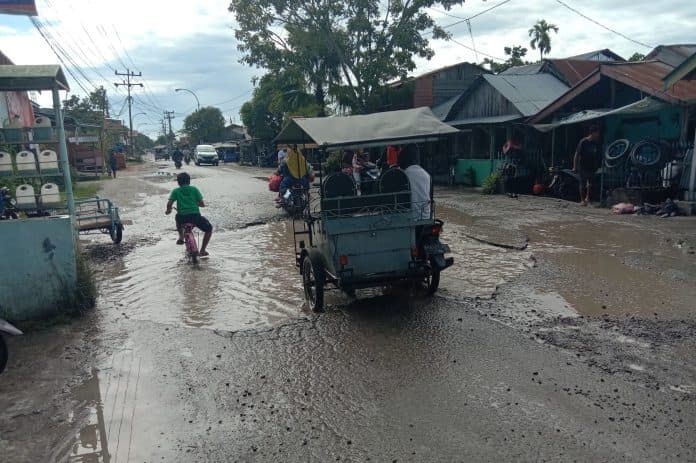 jalan_penghubung_kota_tanjungbalai_asahan_rusak_parah_mirip_kubangan_kerbau