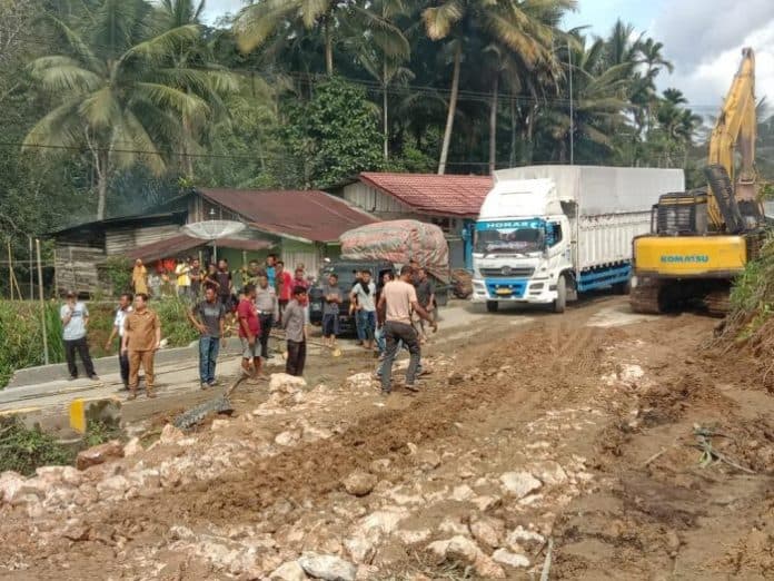 jalan_penghubung_pakpak_bharat_subulussalam_aceh_akhirnya_bisa_dilalui