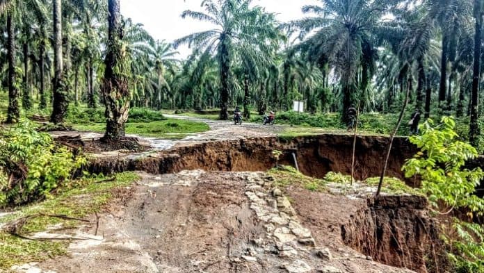 jalan_penghubung_tiga_nagori_kecamatan_tanah_jawa_putus_total