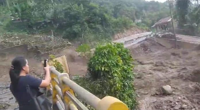 jalan_penghubung_tigaras_haranggaol_putus_akibat_air_bah_bpbd_simalungun_tanggul_warga_jebol
