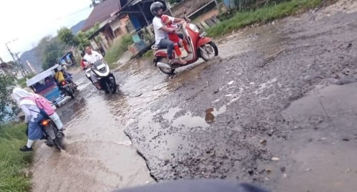 jalan_pesantren_di_tapteng_yang_rusak_sejak_6_tahun_kian_memprihatinkan