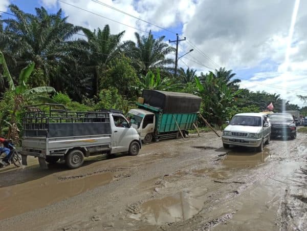 jalan_provinsi_di_desa_marjandi_simalungun_kupak_kapik_ini_videonya