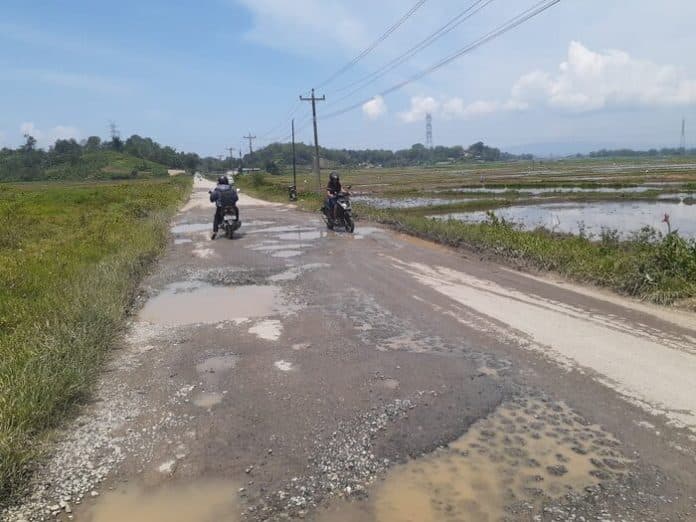 jalan_provinsi_di_kampung_menko_marves_luhut_panjaitan_rusak_parah_warga_mengeluh