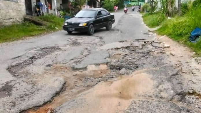 jalan_provinsi_di_kelurahan_aek_parombunan_sibolga_makin_parah