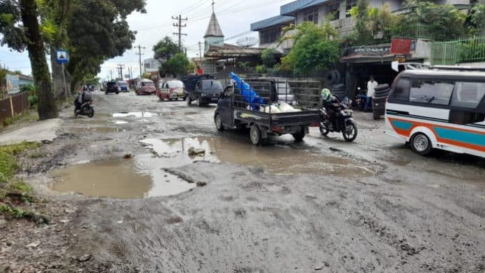 jalan_provinsi_di_nagori_dolok_marlawan_simalungun_rusak_parah