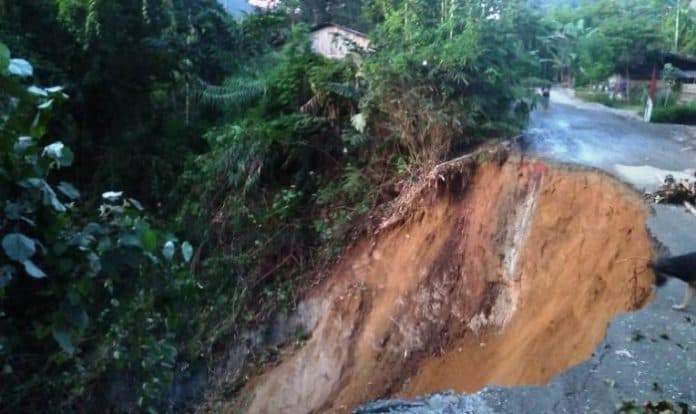 jalan_provinsi_menuju_kediaman_jeka_saragih_sang_petarung_ufc_longsor