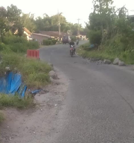 jalan_provinsi_siantar_saribudolok_di_raya_usang_terancam_putus_jadi_tempat_pungli