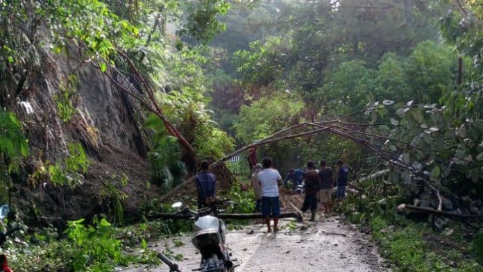 jalan_provinsi_tertimbun_longsor_akses_jalan_sumbul_pegagan_hilir_kabupaten_dairi_lumpuh_total