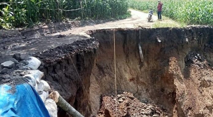 jalan_putus_total_di_sarintonu_pemkab_dairi_diminta_bangun_jembatan_bailey