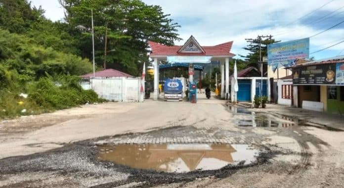 jalan_rusak_di_gerbang_pelabuhan_sibolga_merusak_pemandangan