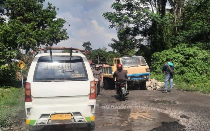 jalan_rusak_di_jalur_siantar_saribudolok_pengendara_terhambat_pungutan_liar_meningkat