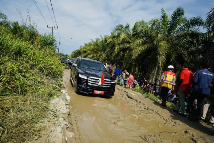 jalan_rusak_di_labura_juli_2023_mulai_diperbaiki_dengan_anggaran_rp800_miliar_jokowi_lakukan_ini